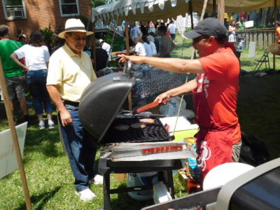 La gente están parado de la parrilla